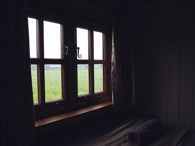 Plankbridge Shepherd's Hut, Colber Farm Plankbridge Shepherd's Hut, Colber Farm Happy Hare, canopy and stars, being little bristol travel lifestyle blog blogger lyzi cosy bed