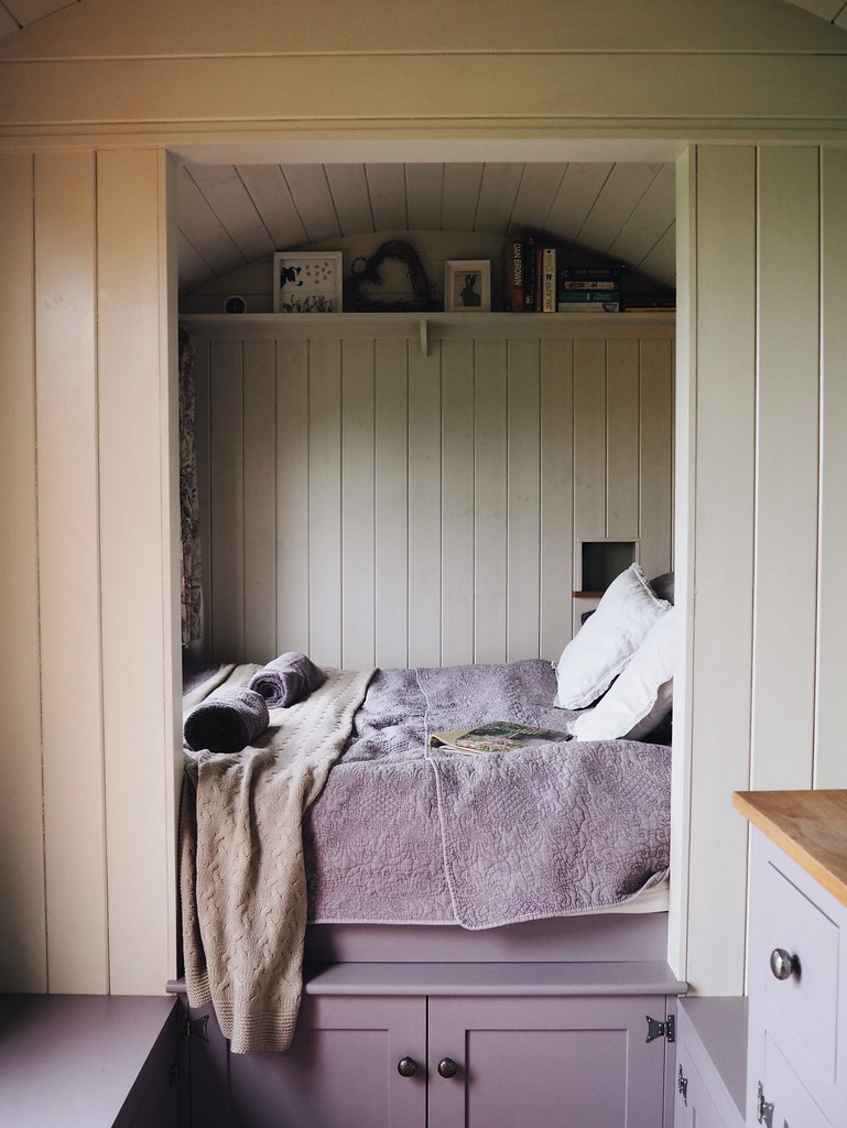 Plankbridge Shepherd's Hut, Colber Farm Plankbridge Shepherd's Hut, Colber Farm Happy Hare, canopy and stars, being little bristol travel lifestyle blog blogger lyzi cosy bed